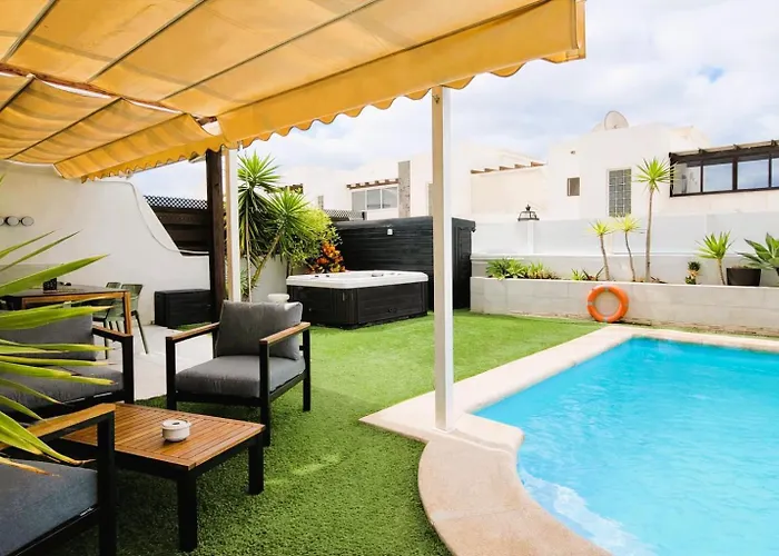 With Heated Pool & Jacuzzi Willa *