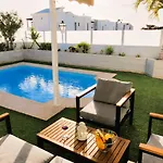 Villa With Heated Pool & Jacuzzi *