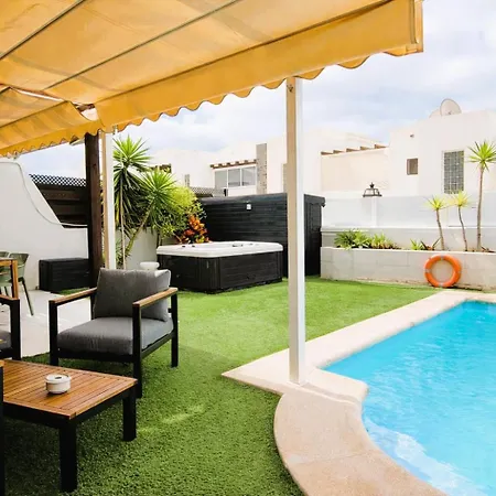 With Heated Pool & Jacuzzi 빌라 *