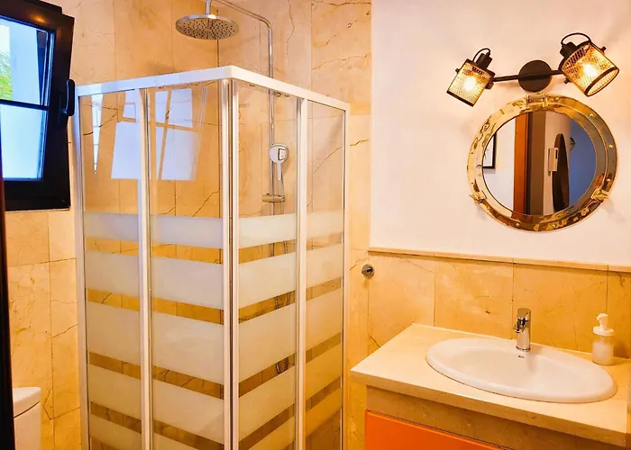 With Heated Pool & Jacuzzi Villa Playa Blanca (Lanzarote)