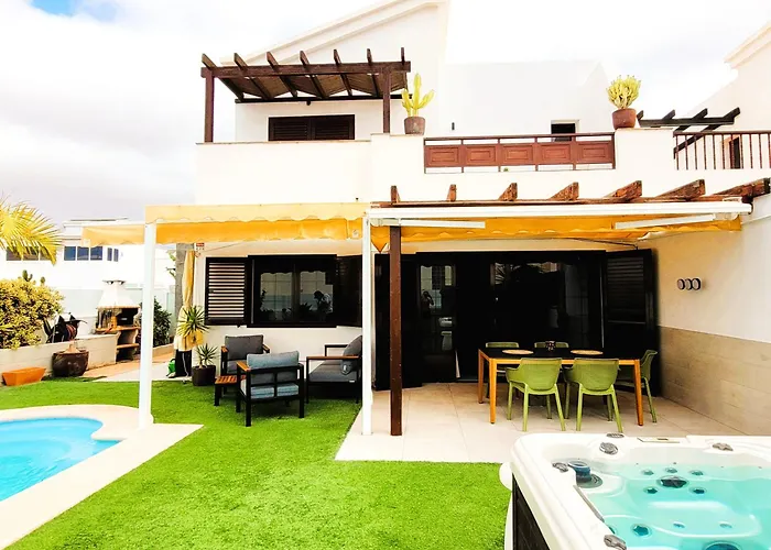 Villa With Heated Pool & Jacuzzi *